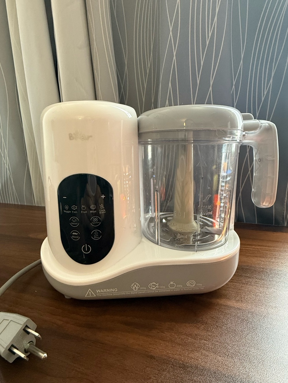 White Electric Baby Food Maker with Clear Blending Jar